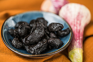 Knoblauchzehen schwarz fermentiert